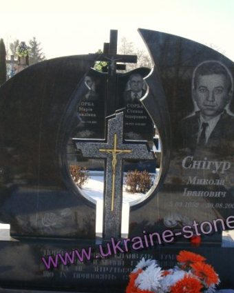 Пам'ятник із хрестом у круглому вирізі