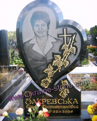 Пам'ятник у вигляді серця з хрестом і трояндами
