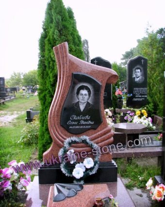 Пам'ятник із червоного граніту з портретом