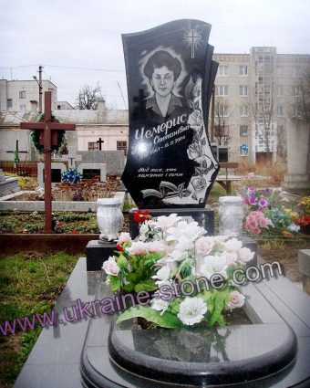 Пам'ятник із портретом та окремим хрестом