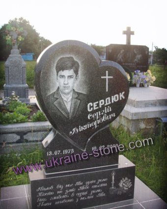 Пам'ятник у вигляді серця з портретом
