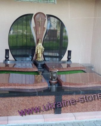 Пам'ятник у вигляді підкови на червоному цоколі
