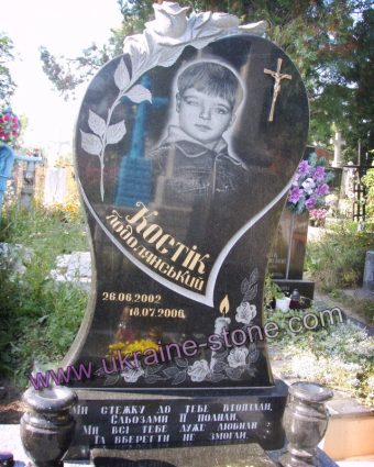 Дитячий пам'ятник із портретом та хрестом