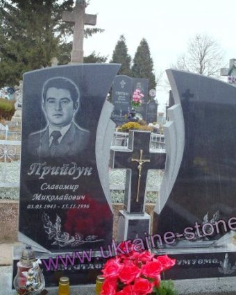 Пам'ятник із портретом та червоним хрестом