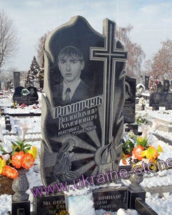 Пам'ятник із портретом та великим хрестом