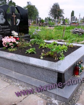 Пам'ятник на ділянці з гранітним обрамленням