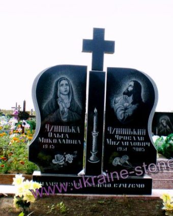 Подвійний пам'ятник із хрестом між стелами