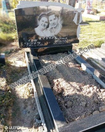 Невеликий пам'ятник із квітником та стелою