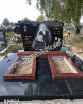 Пам'ятник зі стелою та квітниками