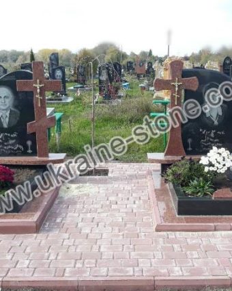 Пам'ятник ручної роботи з хрестами