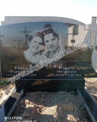 Пам'ятник із великою аркою та квітником