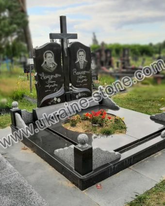 Пам'ятник із хрестом та квітником у формі серця