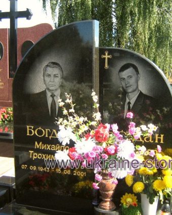 Подвійний пам'ятник із портретами та хрестом