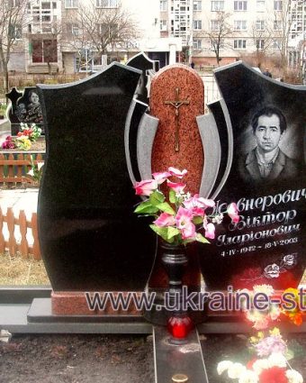 Подвійний пам'ятник із хрестом і портретом