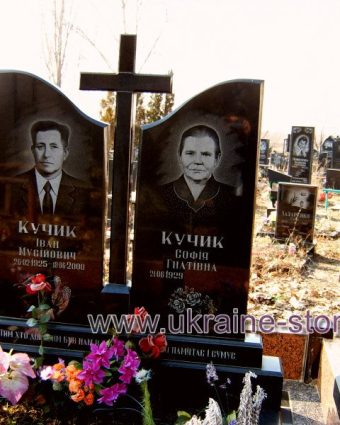 Подвійний пам'ятник із хрестом між арками