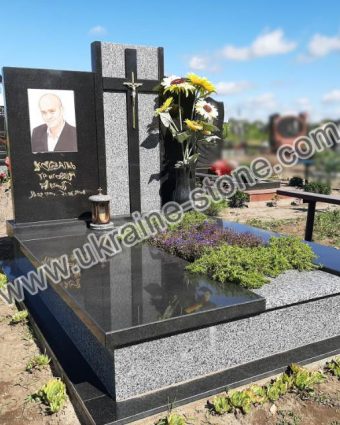 Гранітний пам'ятник із хрестом