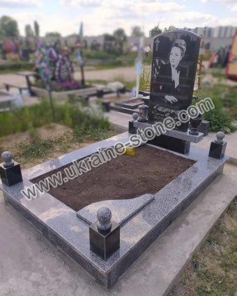 Комбінований пам'ятник із великим квітником