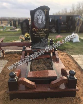 Гарний пам'ятник із квітником та огорожею