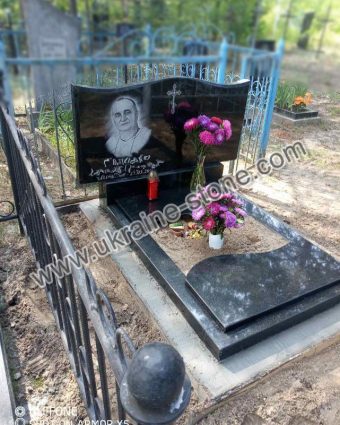 Пам'ятник ручної роботи зі стелою
