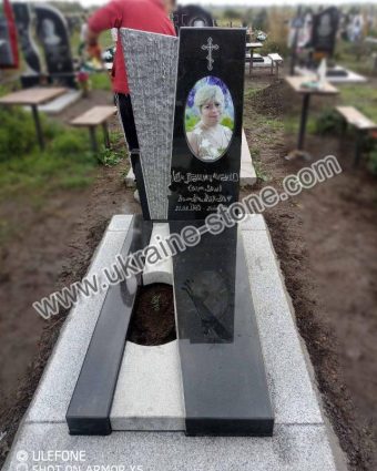 Пам'ятник для жінки з маленьким квітником