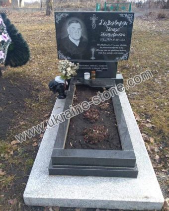 Пам'ятник зі стелою та квітником