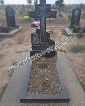 Пам'ятник у формі хреста з квітником