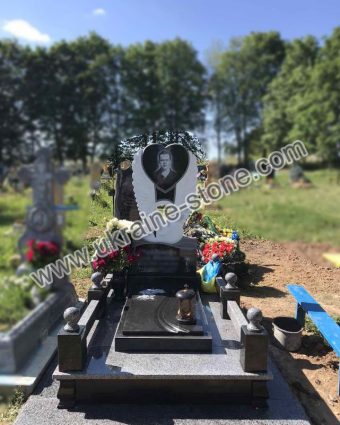 Комбінований пам'ятник з аркою у формі серця