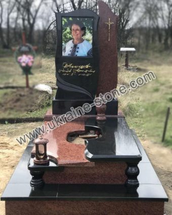 Гарний комбінований пам'ятник із маленьким квітником