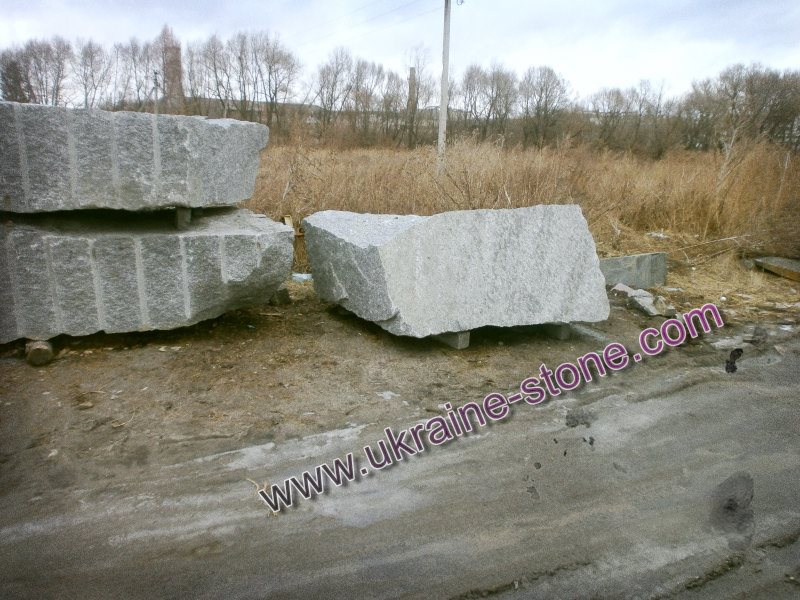 Гранитные блоки, привезённые с карьера