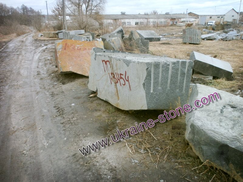 Гранитные глыбы разных пород на складе