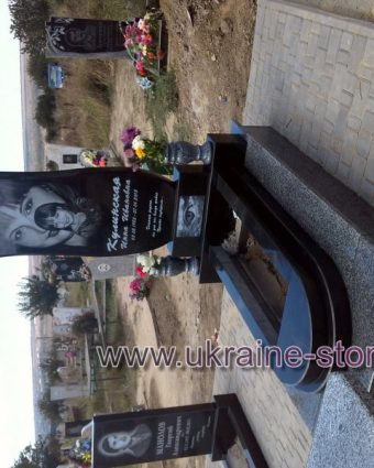 Одинарний пам'ятник із габро
