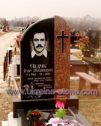 Пам'ятник із чорного та коричневого каменю