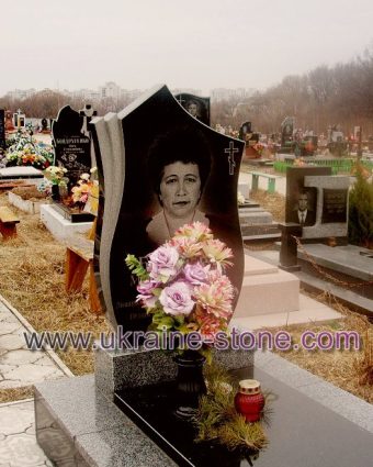 Пам'ятник з аркою, обробленою з усіх боків