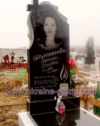 Пам'ятник із портретом та свічкою