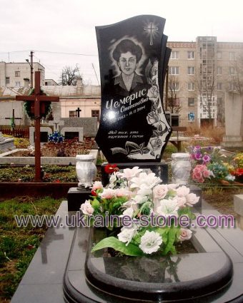 Пам'ятник із габро з червоним квітником