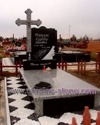 Пам'ятник із чорного каменю з великим хрестом