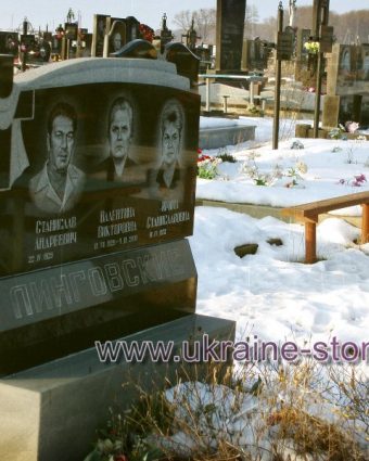 Потрійний пам'ятник із хрестом