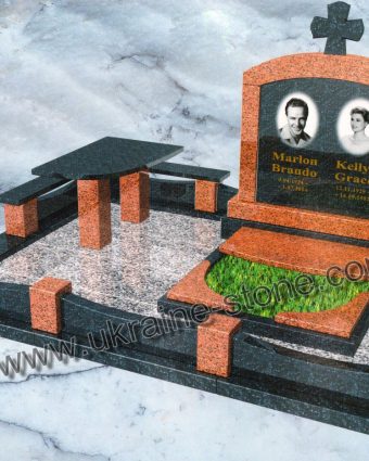 Пам'ятник гранітний із хрестом та огорожею